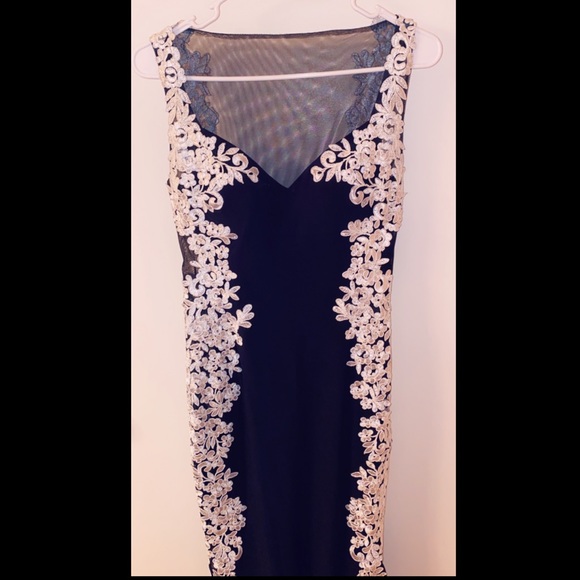 Betsy & Adam Lace Mesh-Inset Gown - Picture 5 of 6